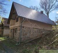 Stone cottage with a roof in the middle of nature, ideal for romance and relaxation.