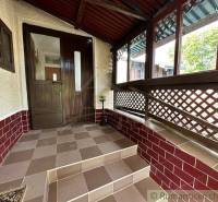 The entrance terrace on the family house with paving and wooden railing provides a pleasant refuge.