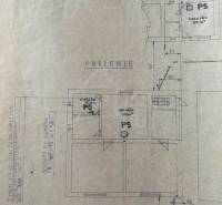 The ground floor plan shows rooms for a family house, kitchen, and bathroom.