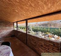 Family house with an antique space, brick walls, wooden roof, view of the garden.