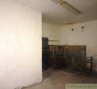 The floor and walls in the room of the family house need renovation, simple construction.