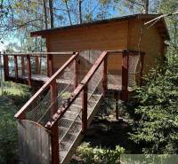 Treehouse with a terrace in the middle of the forest, an ideal family home for adventures.