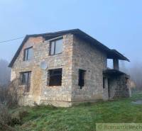 A relaxed country house, surrounded by nature and mist on the meadow. Family house.