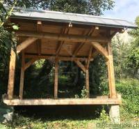 A wooden shelter in the garden, surrounded by nature, with a unique property in the countryside.