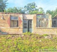 An old house on the property, suitable for renovation for comfortable living.