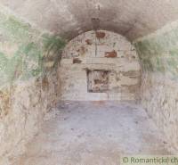 Arched stone cellar, ideal for storage in a rustic style. Land - housing.