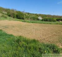 Fields and hilly landscape with green vegetation, ideal for gardens and relaxation in nature.