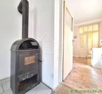 Family house with a fireplace, a walkthrough room, and doors leading to a bright kitchen.