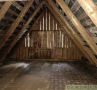The attic of the cottage with wooden beams, a natural atmosphere, the place exudes coziness.