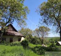 A family house in the countryside, surrounded by trees, in a pleasant natural setting.