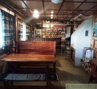 The interior of the cabin with wooden furniture and a cozy atmosphere, ideal for family gatherings.