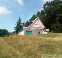 A cottage in nature surrounded by grass and forest, ideal for relaxation and hiking.