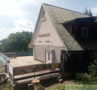 This mountain **cottage** offers accommodation and relaxation in nature to tourists.
