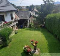 A family house with a well-maintained garden and ornamental plants invites the tranquility of nature.