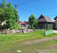 The picture shows a 50 m² plot of land surrounded by family houses and green countryside.