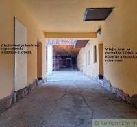 Inner courtyard with passage, rooms, kitchen, common room with fireplace, commercial spaces.