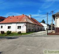 Cozy houses with traditional character and a family home, ideal for relaxation in the countryside.
