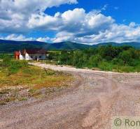 Country houses surrounded by nature and mountains, ideal recreational plots in a picturesque setting.
