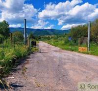 Country driveway to plots, an ideal location for living in the countryside.