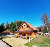 A wooden cabin in the middle of the forest, ideal for relaxation and nature.