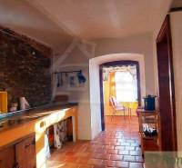 A stone wall in the kitchen with a historical touch and unique properties creates a pleasant atmosphere.