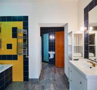 Bathroom in a 4-room apartment with a combination of yellow and black tiles.