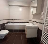 Bathroom with a bathtub, sink, and toilet in a 3-room apartment.