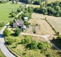 A family house in Ploské surrounded by nature and arable land, with a garden.