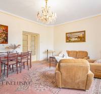 Living room with a chandelier and a sofa in a family house, accessories with a rustic touch.