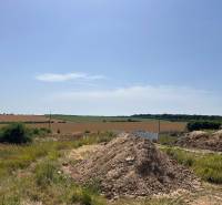Building plots - housing in Cabaj-Čápor, land with a mound of earth and fencing.