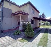 A family house in Hontianske Nemce with a yard and a carport.
