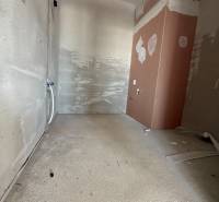 Unfinished room in a 2-room apartment with unplastered walls and pipes.