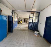 In the interior of warehouses and halls, a pallet truck and blue furniture can be seen.