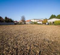 Kúpte si SLNEČNÝ, ROVINATÝ stavený pozemok 1500-3000 m², všetky IS