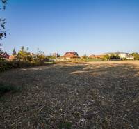 Kúpte si SLNEČNÝ, ROVINATÝ stavený pozemok 1500-3000 m², všetky IS