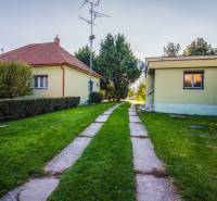 Pozrite si 4i RD s DOKONALÝM ZÁZEMÍM, ROZĽAHLÝ POZEMOK + bonus 2i RD