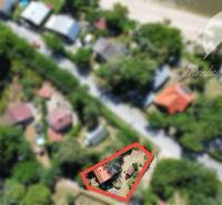 Aerial view of a cottage in Radvaň nad Dunajom with surrounding nature and buildings.
