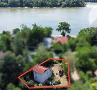 A cottage in Radvani nad Dunajom by the river with a view of greenery and water.