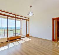 A spacious bright room with a balcony and a wonderful view in a 4-room apartment.