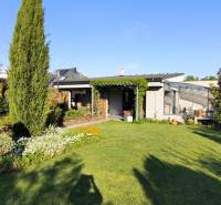 The garden of a family house in Zurndorf with a gazebo and various ornamental plants.