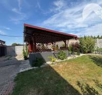The garden of a family house in Trávnik with a gazebo and manicured lawn.