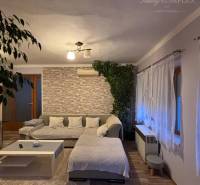 Living room in a family house with comfortable seating and decorative wall cladding.