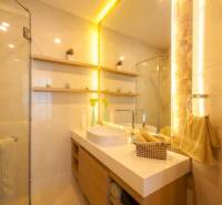 Luxury bathroom in a 3-room apartment, with modern accessories and stylish lighting.