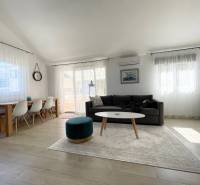 Spacious living area of the holiday apartment with comfortable seating and a dining table.
