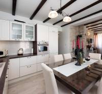 Dining room in a family house with a wooden ceiling and an elegant table.