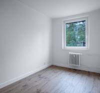 A room with a window on Boriny Street in a 3-room apartment, light flooring, radiator.
