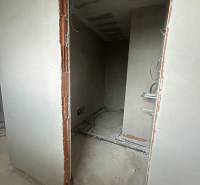 An unfinished room with nets and uncovered bricks in a family house.