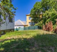 The garden of a family house on Gorazdova Street in Bratislava - Staré Mesto with a view of the buildings.