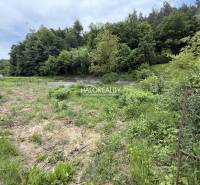 Plots - housing in Selce surrounded by greenery, suitable for building a house.