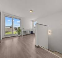 A bright hallway with a staircase and access to the terrace in a 4-room apartment.
